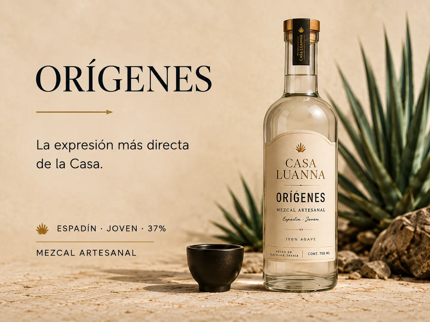 Botella transparente Casa Luanna Orígenes, mezcal artesanal Espadín Joven 37%, con el texto: La expresión más directa de la Casa.