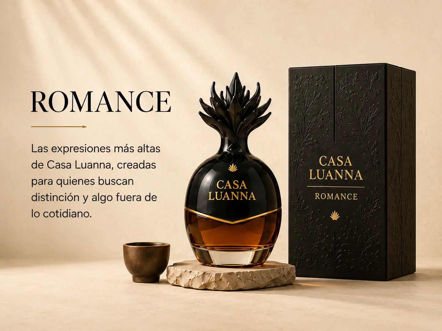 Botella negra escultórica Casa Luanna Romance junto a su caja de regalo negra grabada, con el texto: Las expresiones más altas de Casa Luanna, creadas para quienes buscan distinción y algo fuera de lo cotidiano.